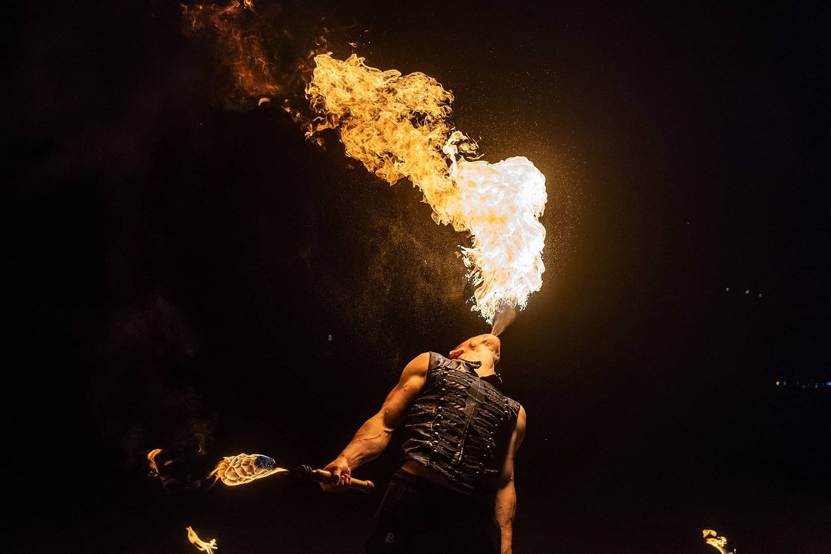 Mangiafuoco durante uno spettacolo