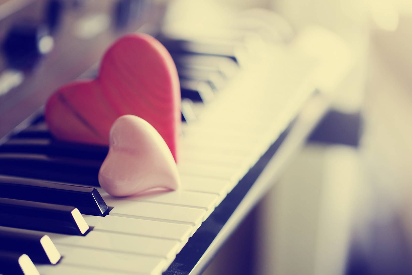 Due cuori appoggiati sui tasti di pianoforte