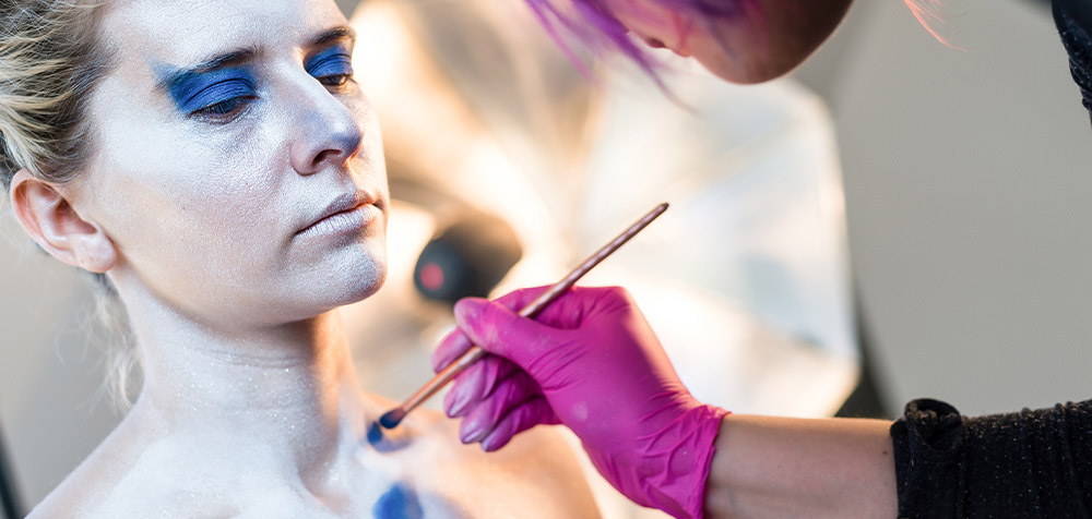 Body art artist al lavoro