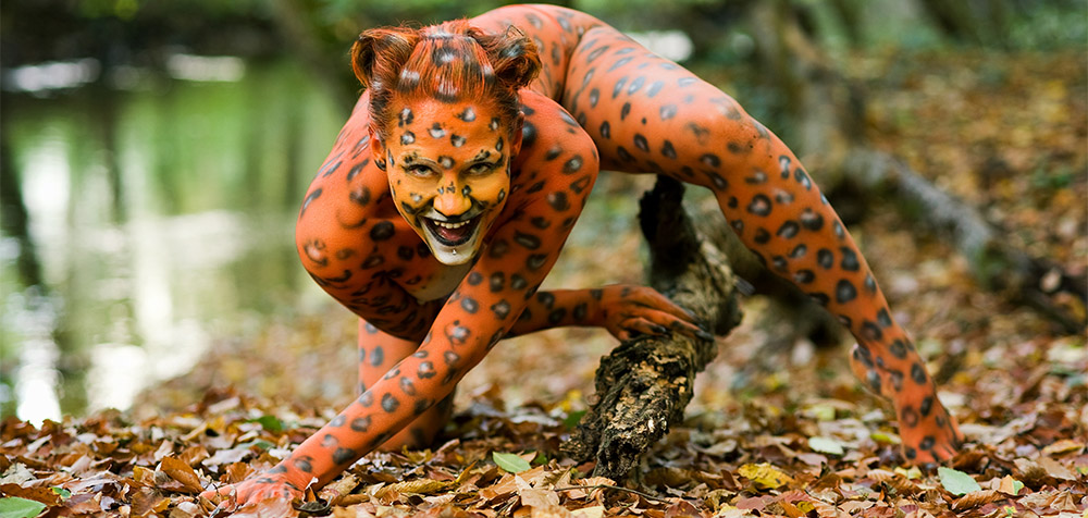 Ragazza dipinta da leopardo