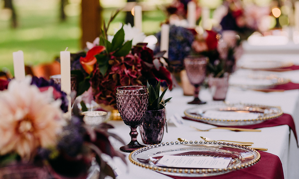 Tavolo apparecchiato per evento