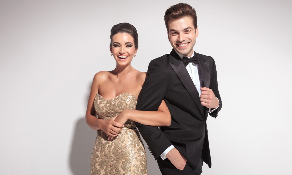 Due ragazzi vestiti eleganti per partecipare a una cena di gala