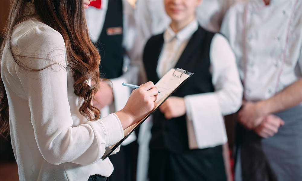 Ragazza organizzatrice segue lista dell'organizzazione