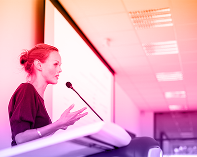 Relatrice durante una presentazione