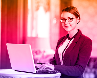 Ragazza organizzatrice con computer durante un convegno