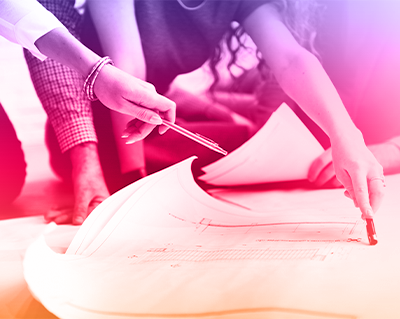 Persone mentre organizzano un convegno