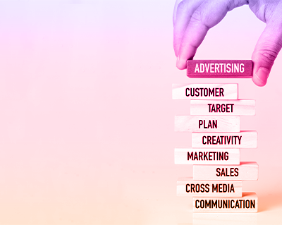 costruzione di legno con al primo posto di importanza ha l'advertising