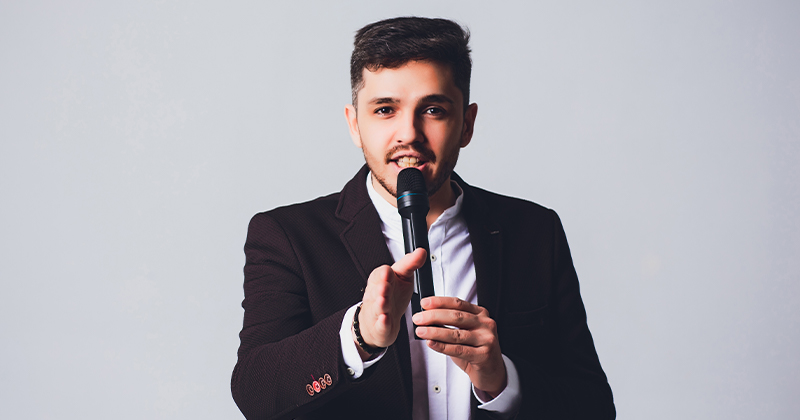 presentatore improvvisa durante un casting