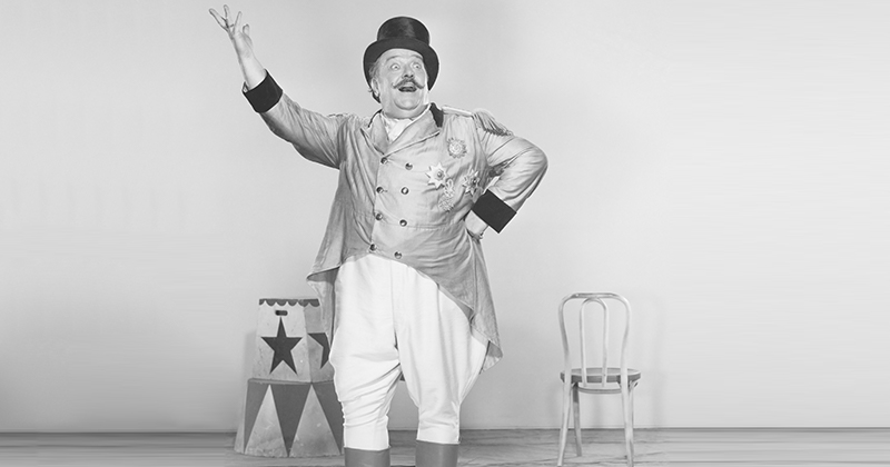 presentatore del circo in bianco e nero