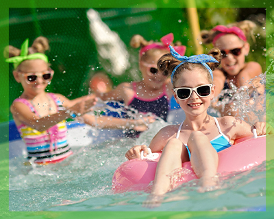 Bambini che festaggiano in piscina