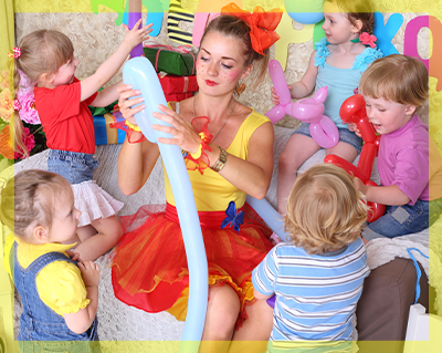 Animatrice intrattiene i bambini durante la festa