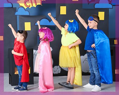 Bambini vestiti da supereroi durante una festa a tema