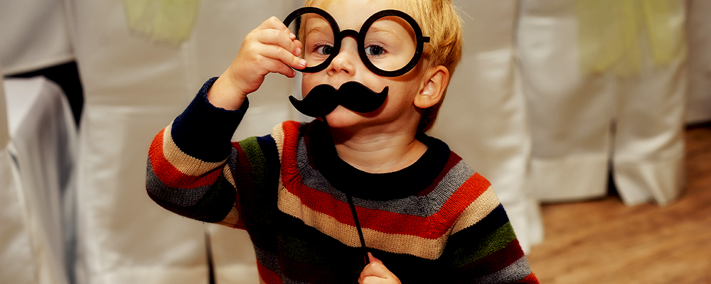  Bambini con oggetti di scena per feste e servizi fotografici