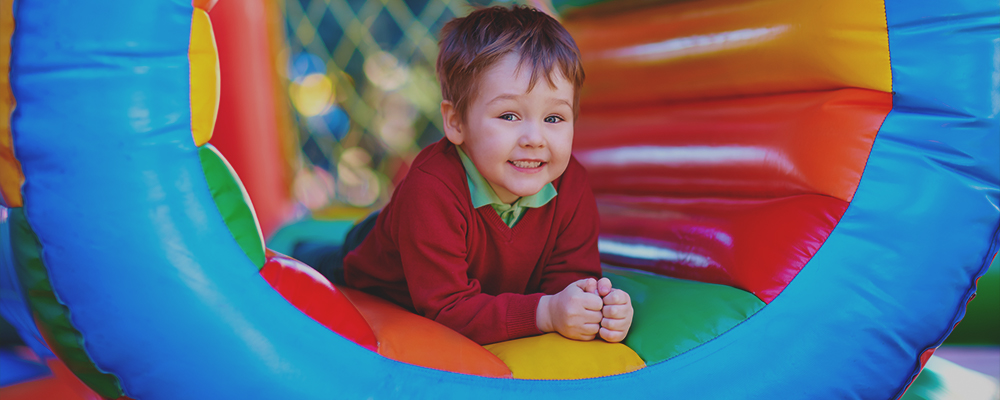 bambino gioca sui gonfiabili