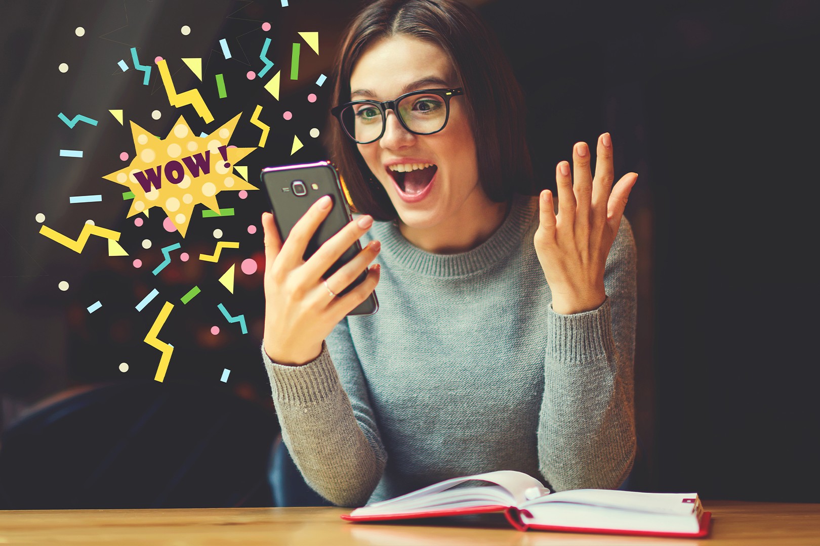 ragazza sorpresa mentre guarda il cellulare