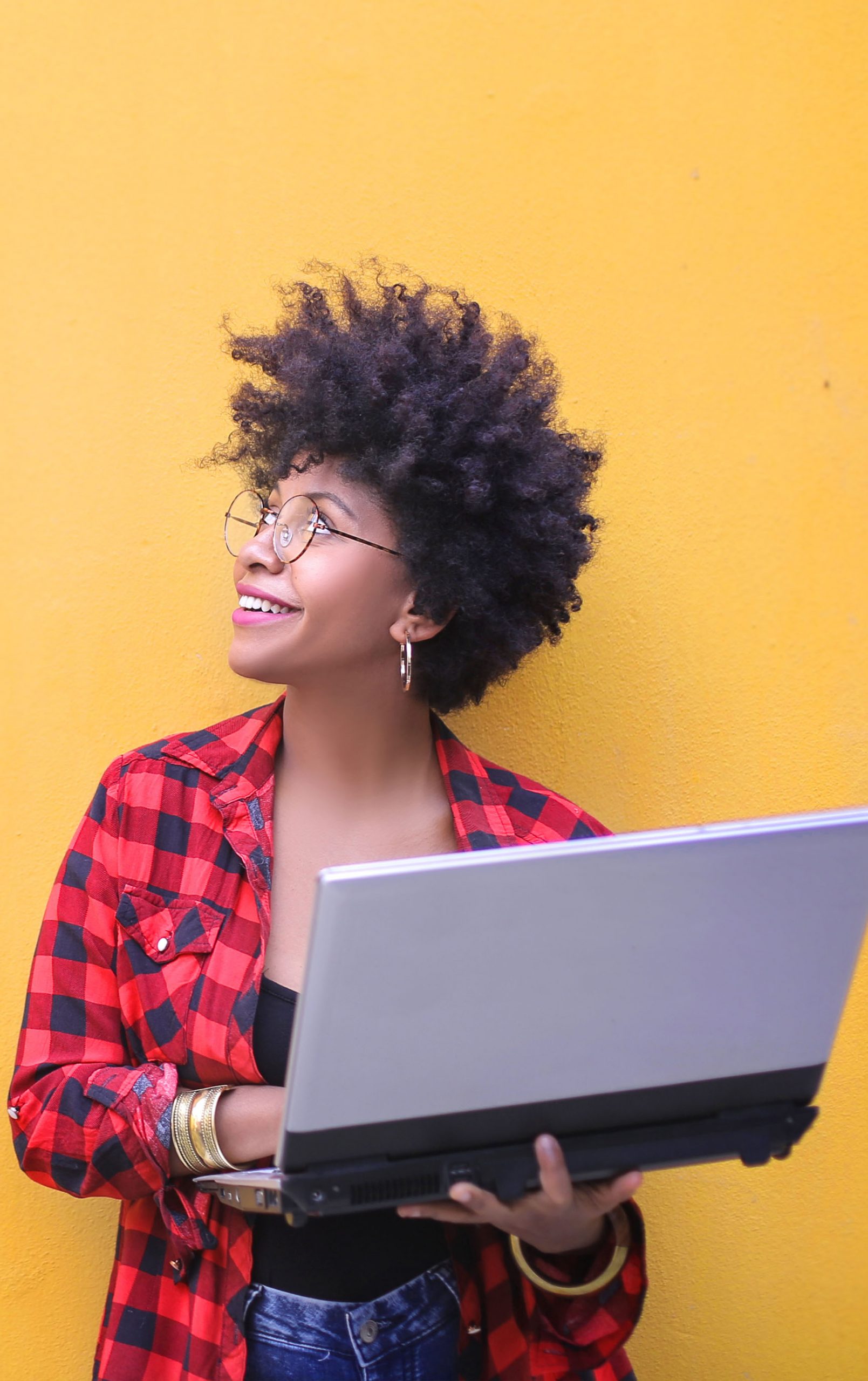 ragazza al computer che scrive
