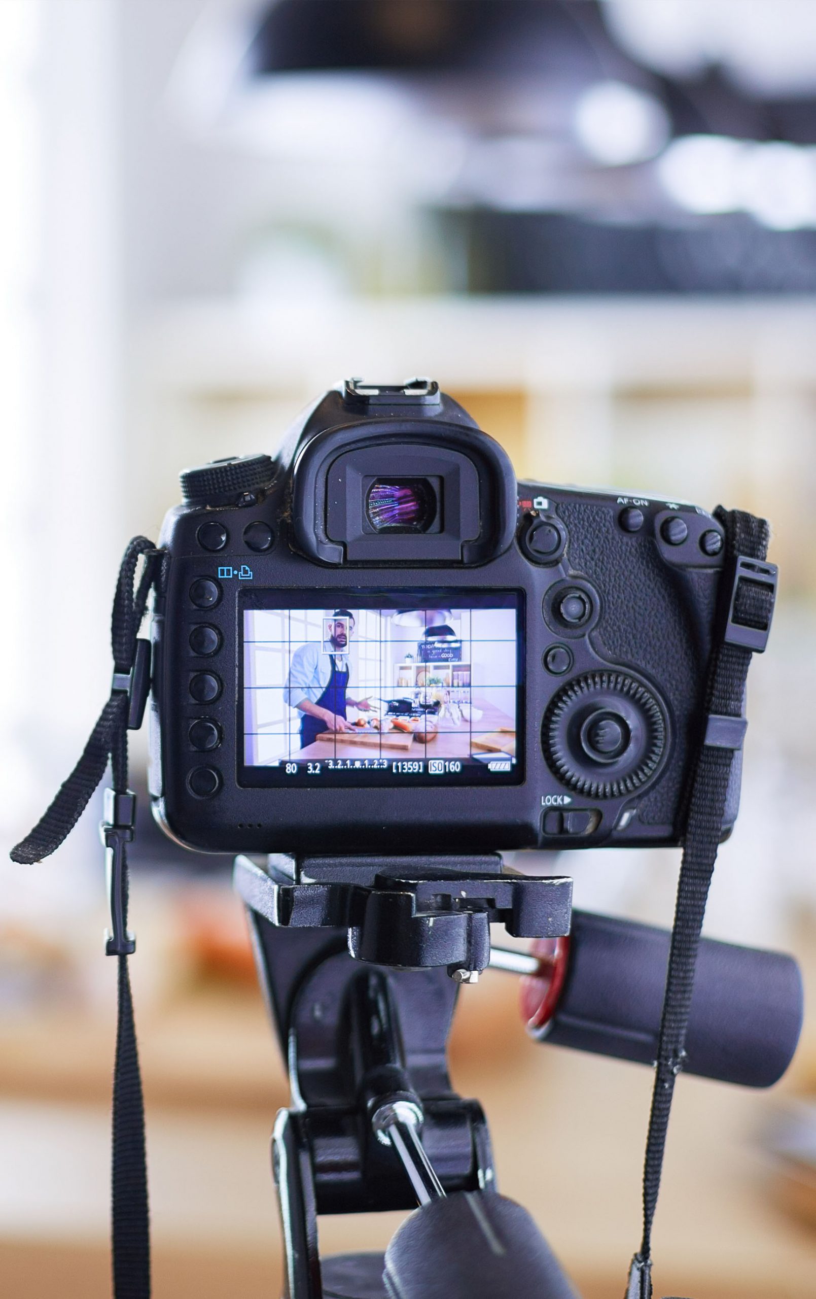 videocamera che riprende giovane ragazzo chef che cucina