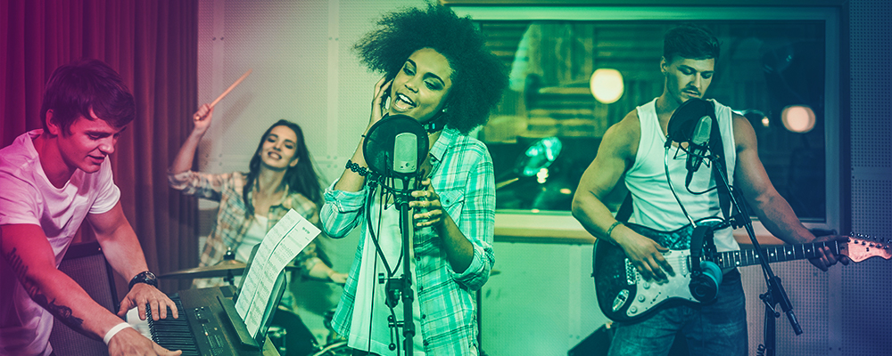 band suona in studio di registrazione