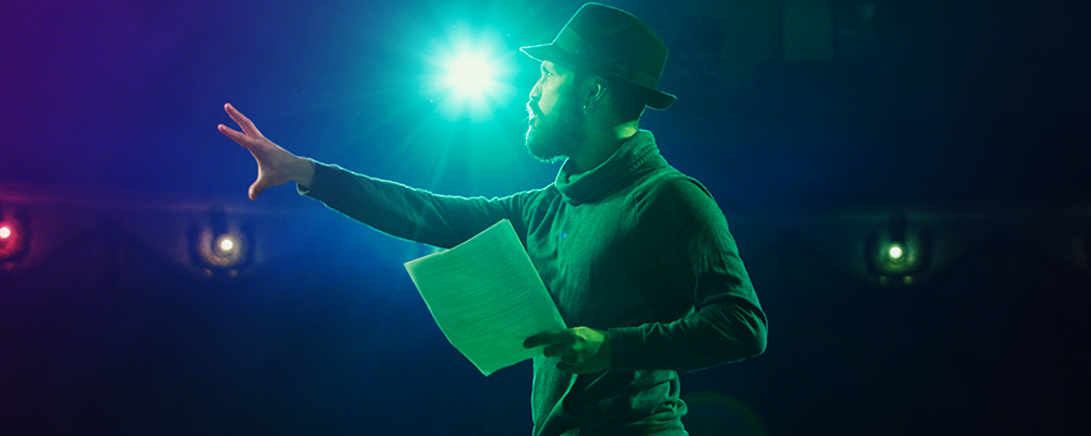 attore che prova la sua parte con copione