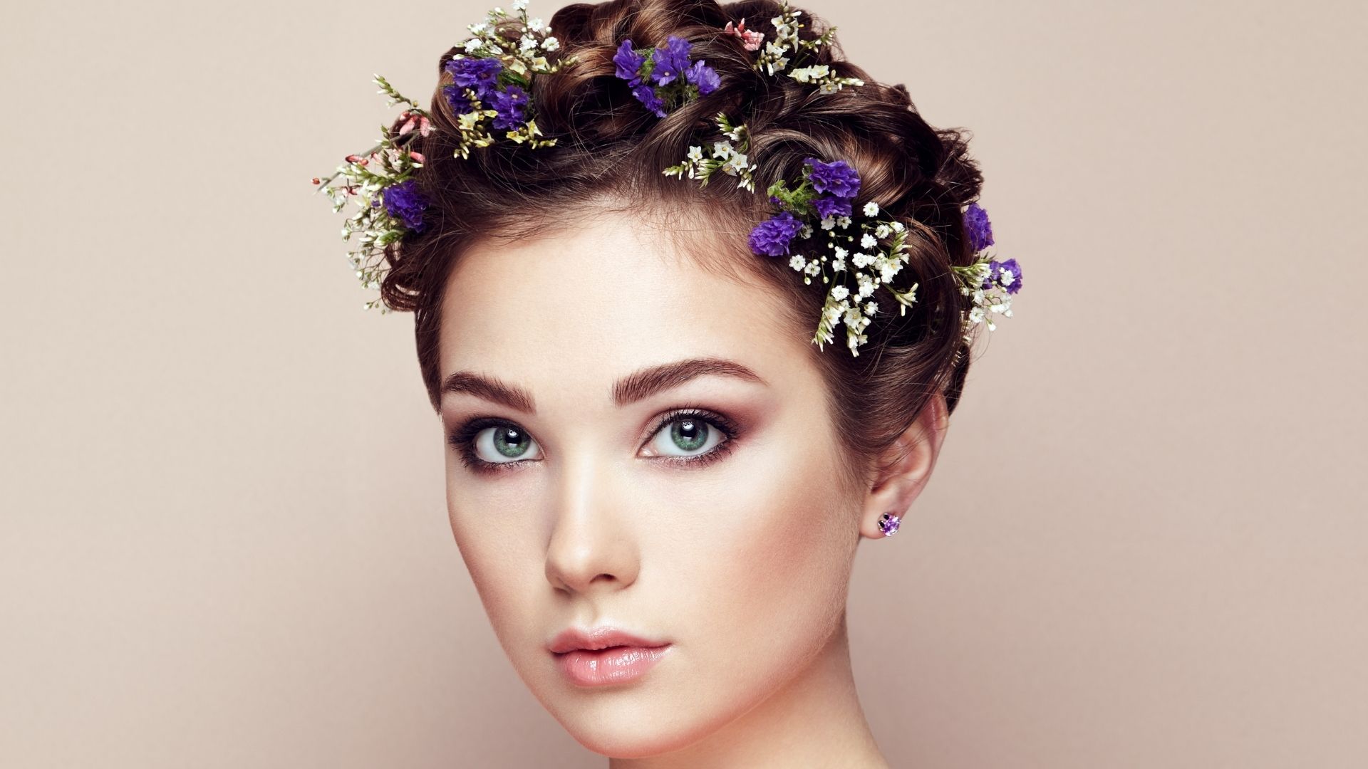 donna con coroncina floreale