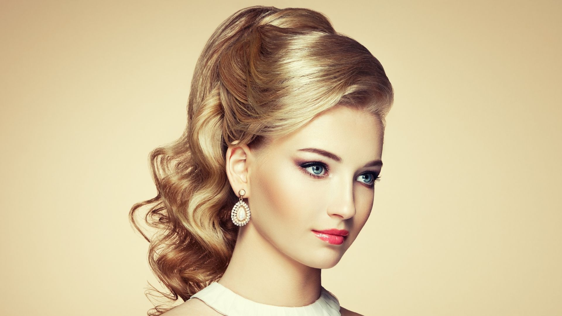 donna bionda con coda raccolta