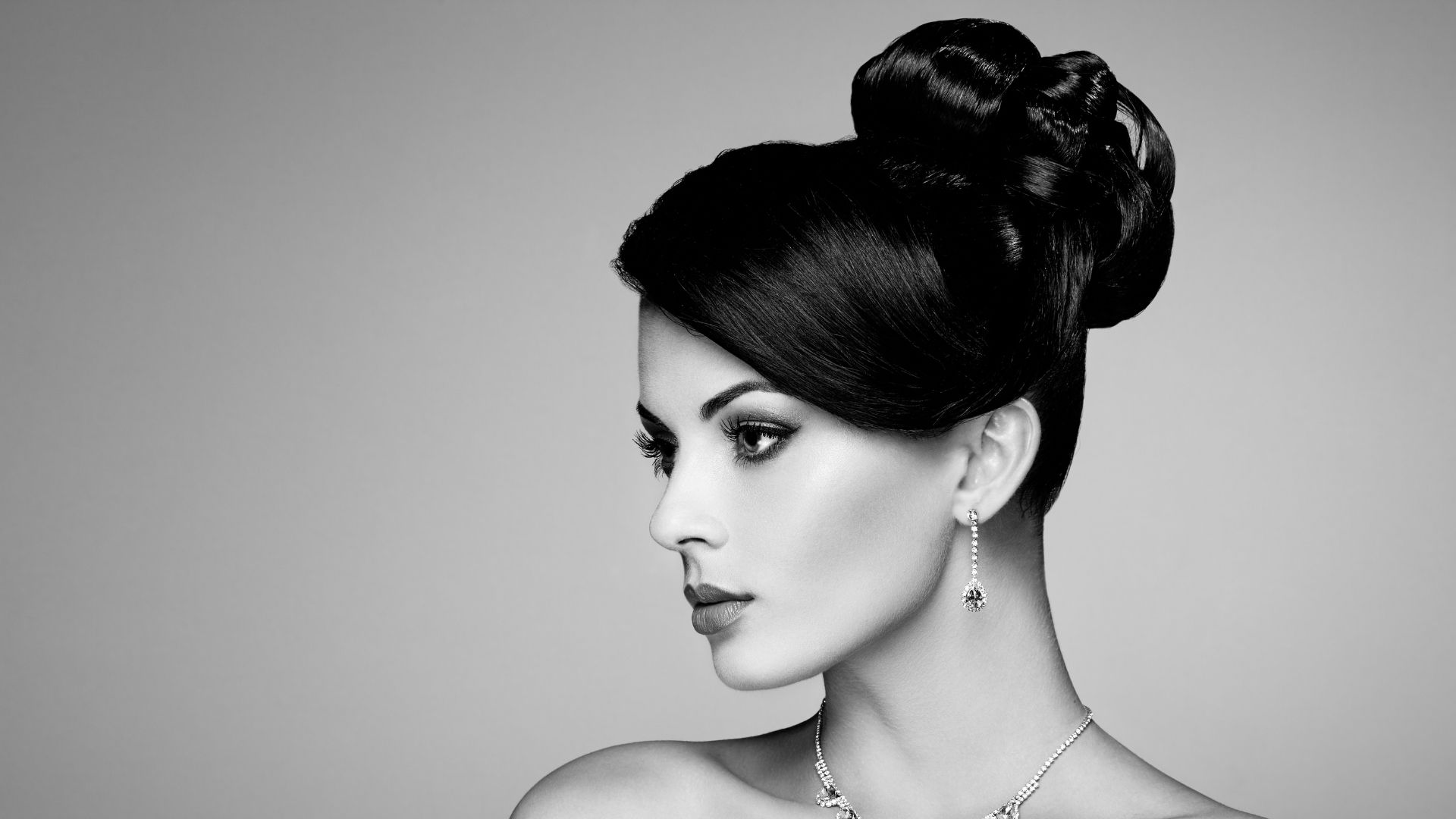 donna elegante con chignon