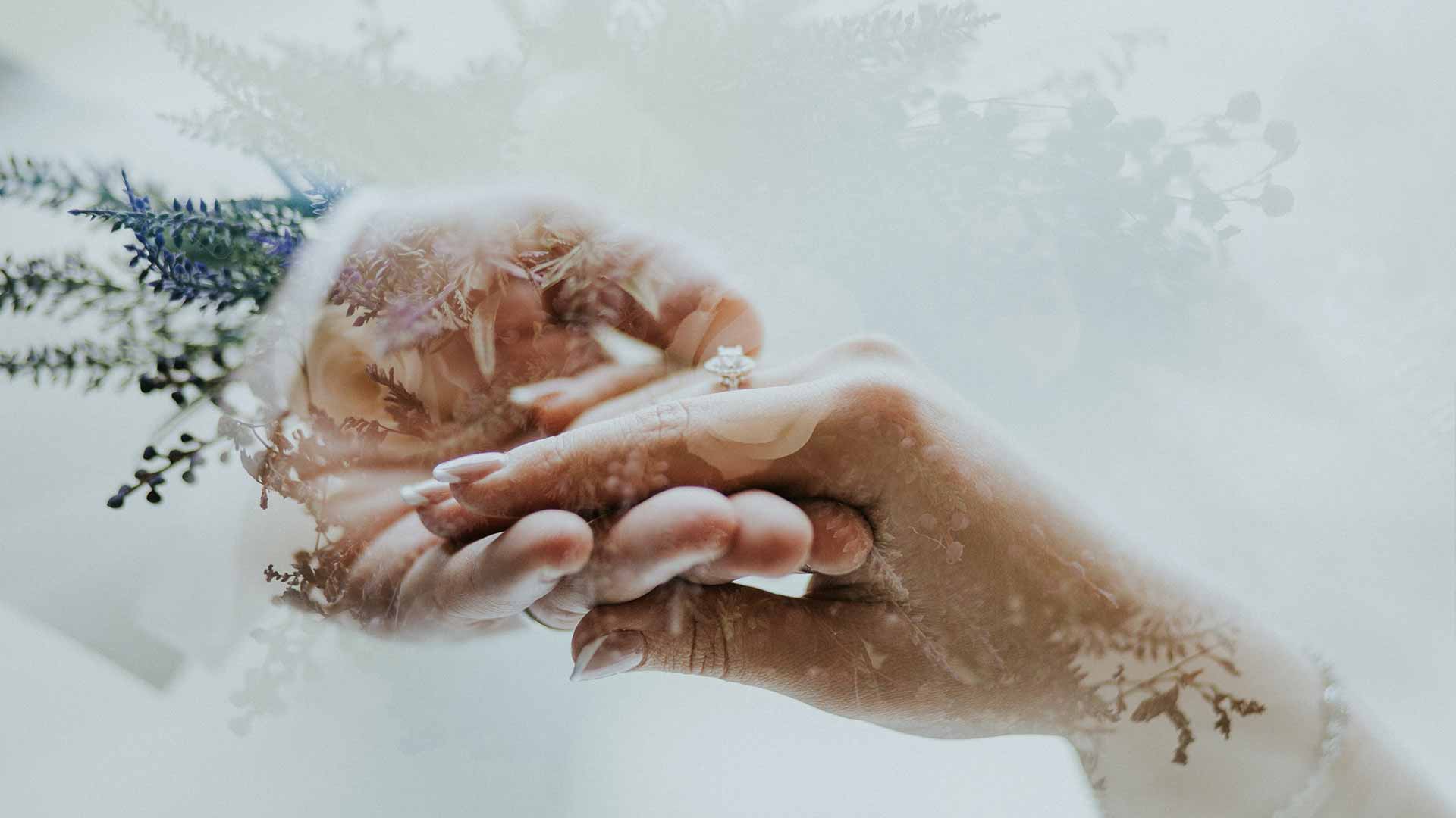 Mani di sposi che si accarezzano