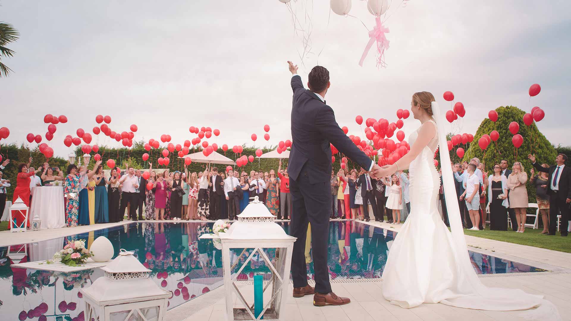 Sposi che lanciano palloncini