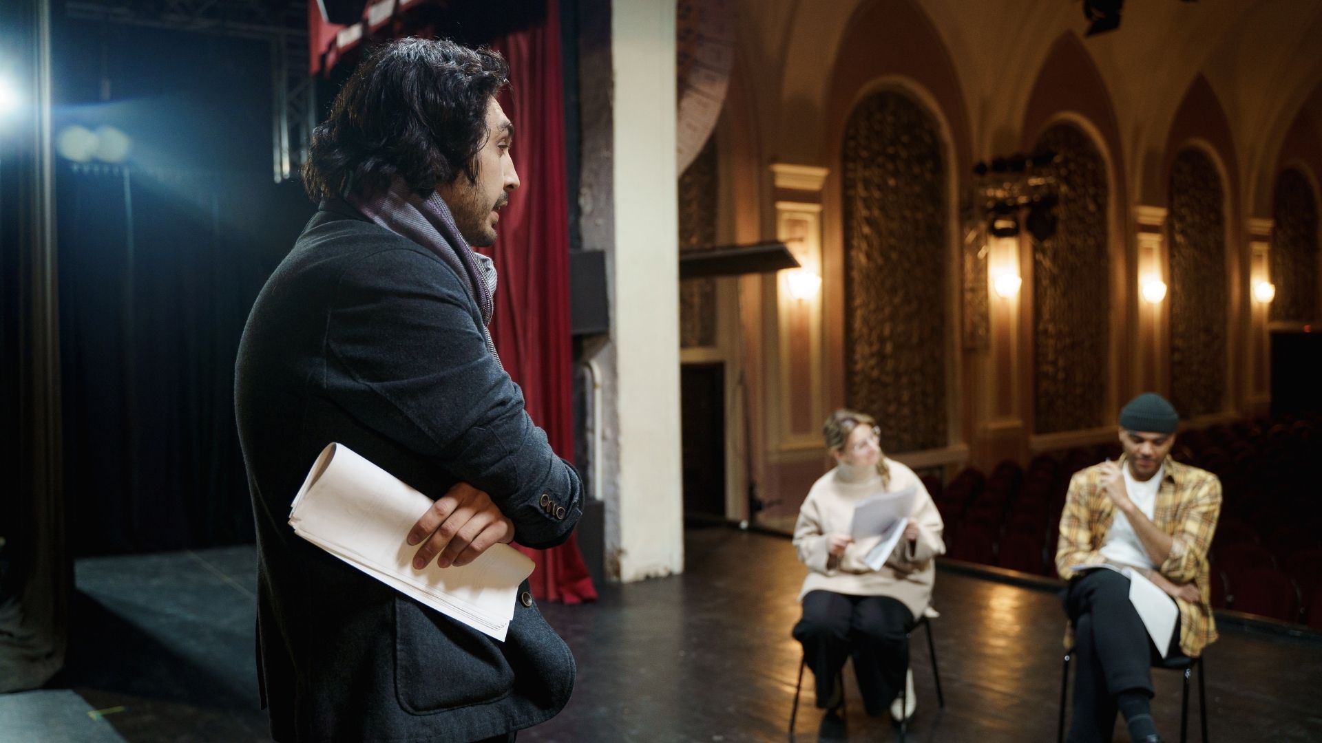 attori sul palco del teatro