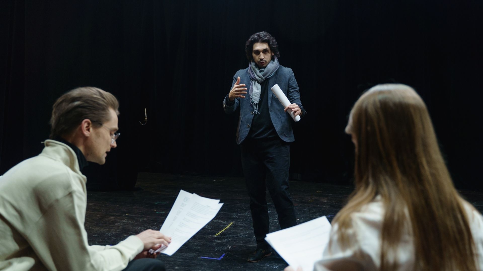 attori in prova sul palco