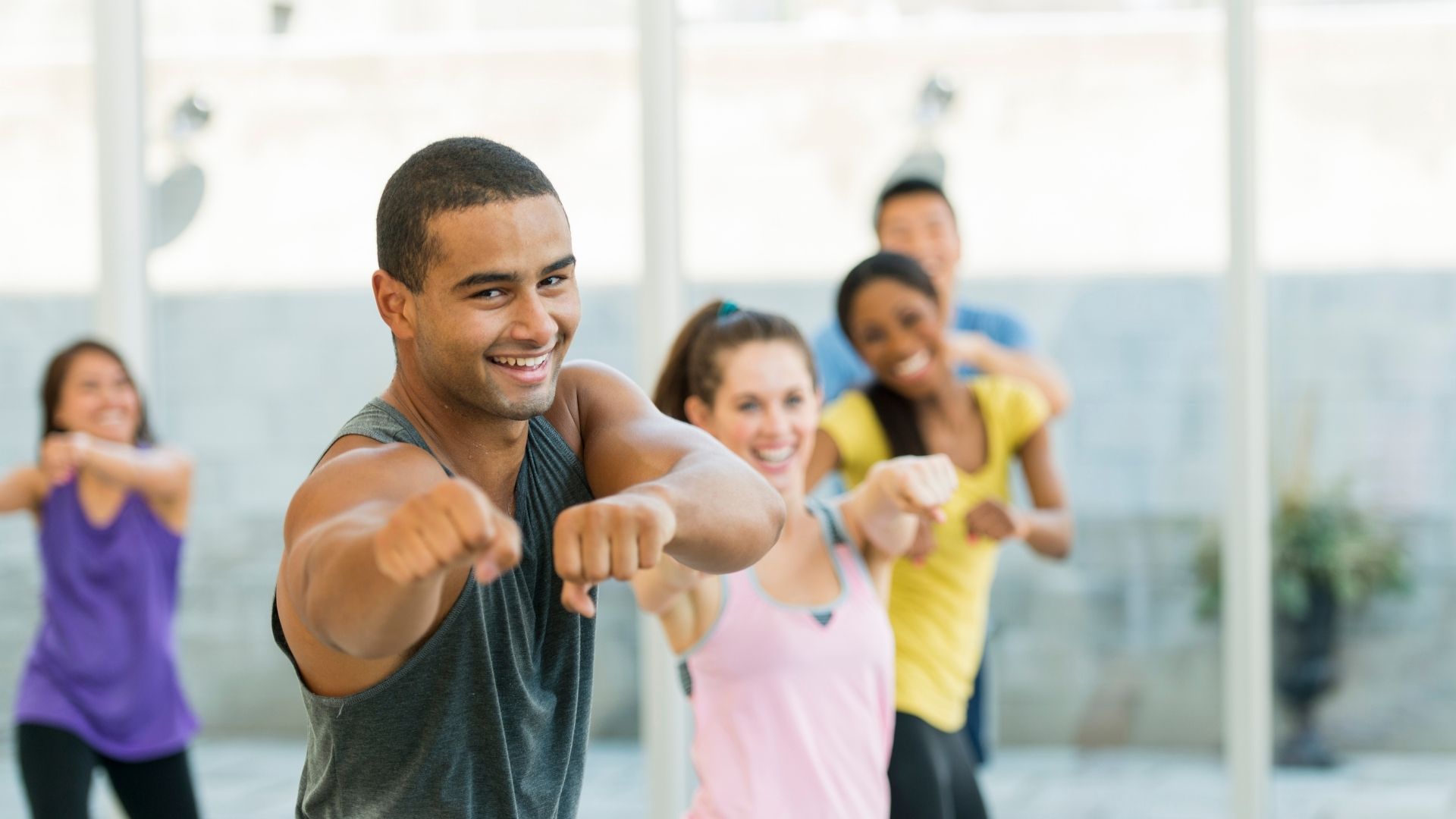 animatore che fa attività sportiva