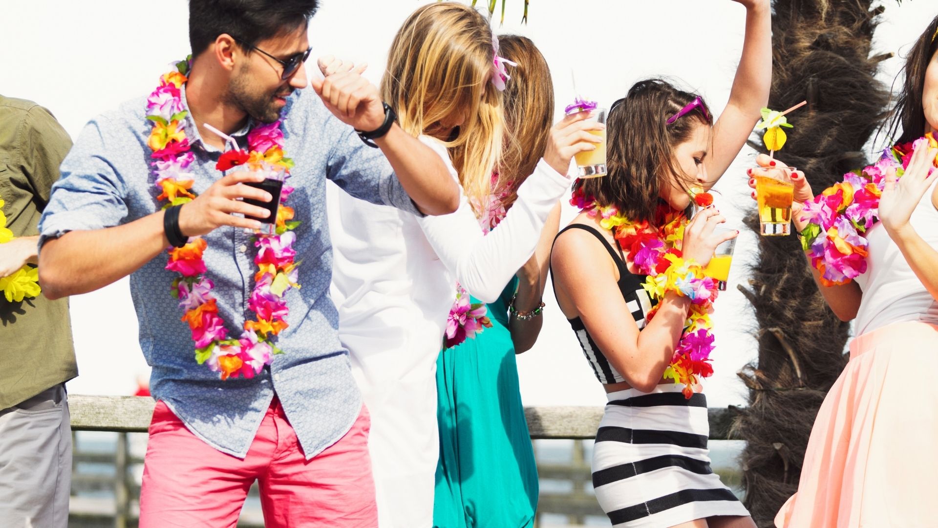 persone che ballano in spiaggia