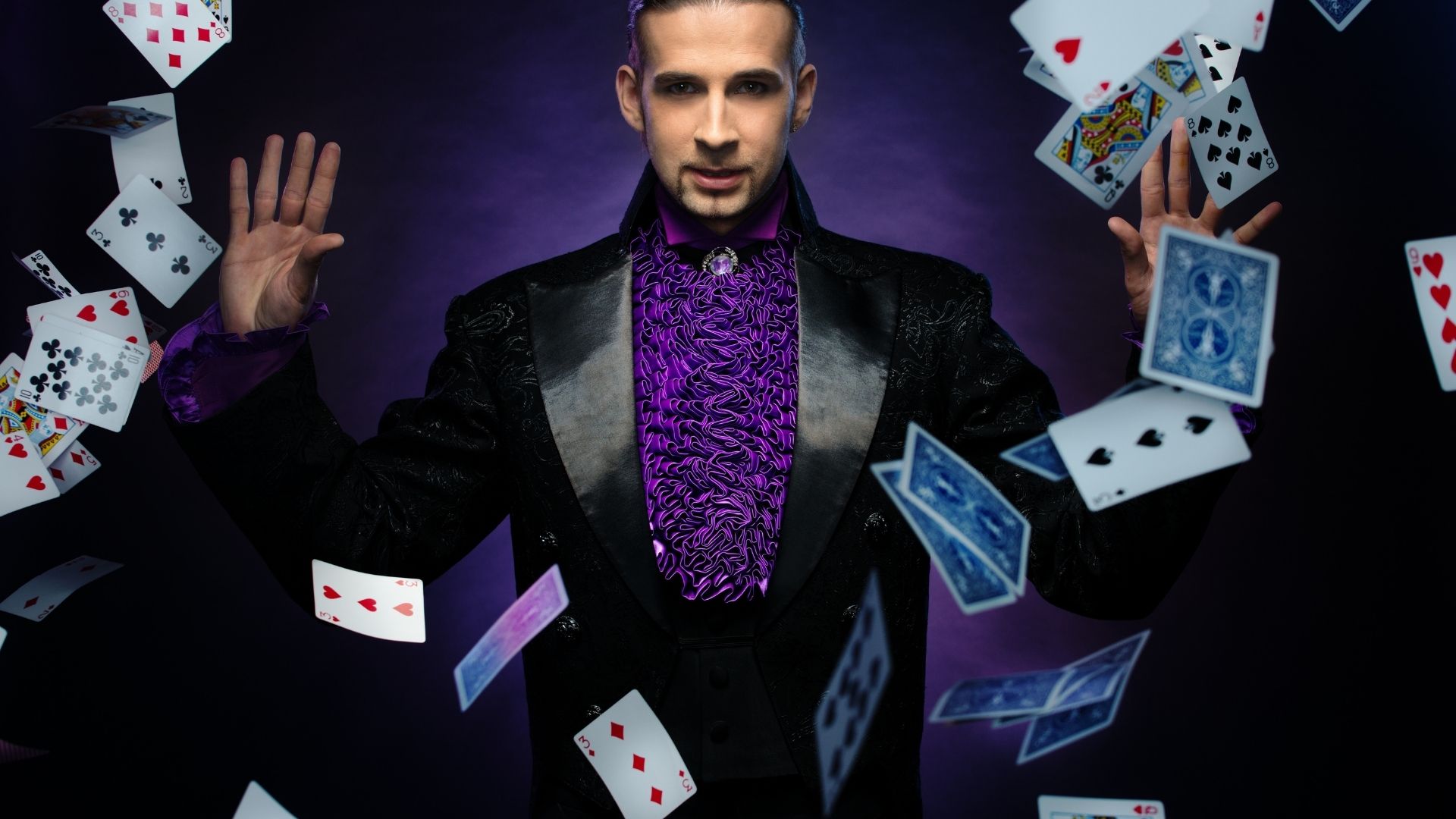 mago che fa trucchi con carte