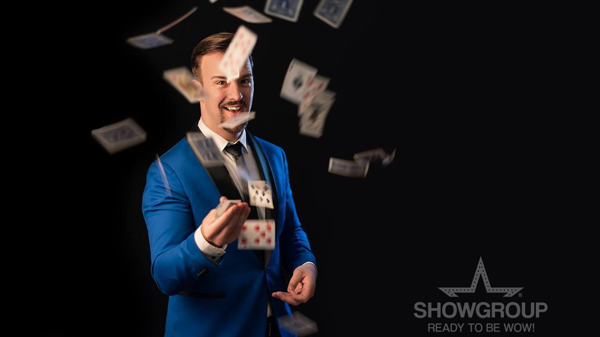 Mago che lancia carte