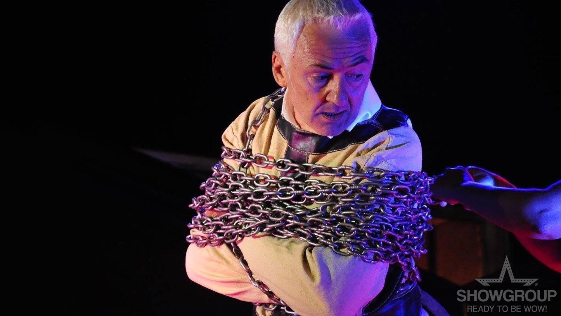 Mago che si libera da catene