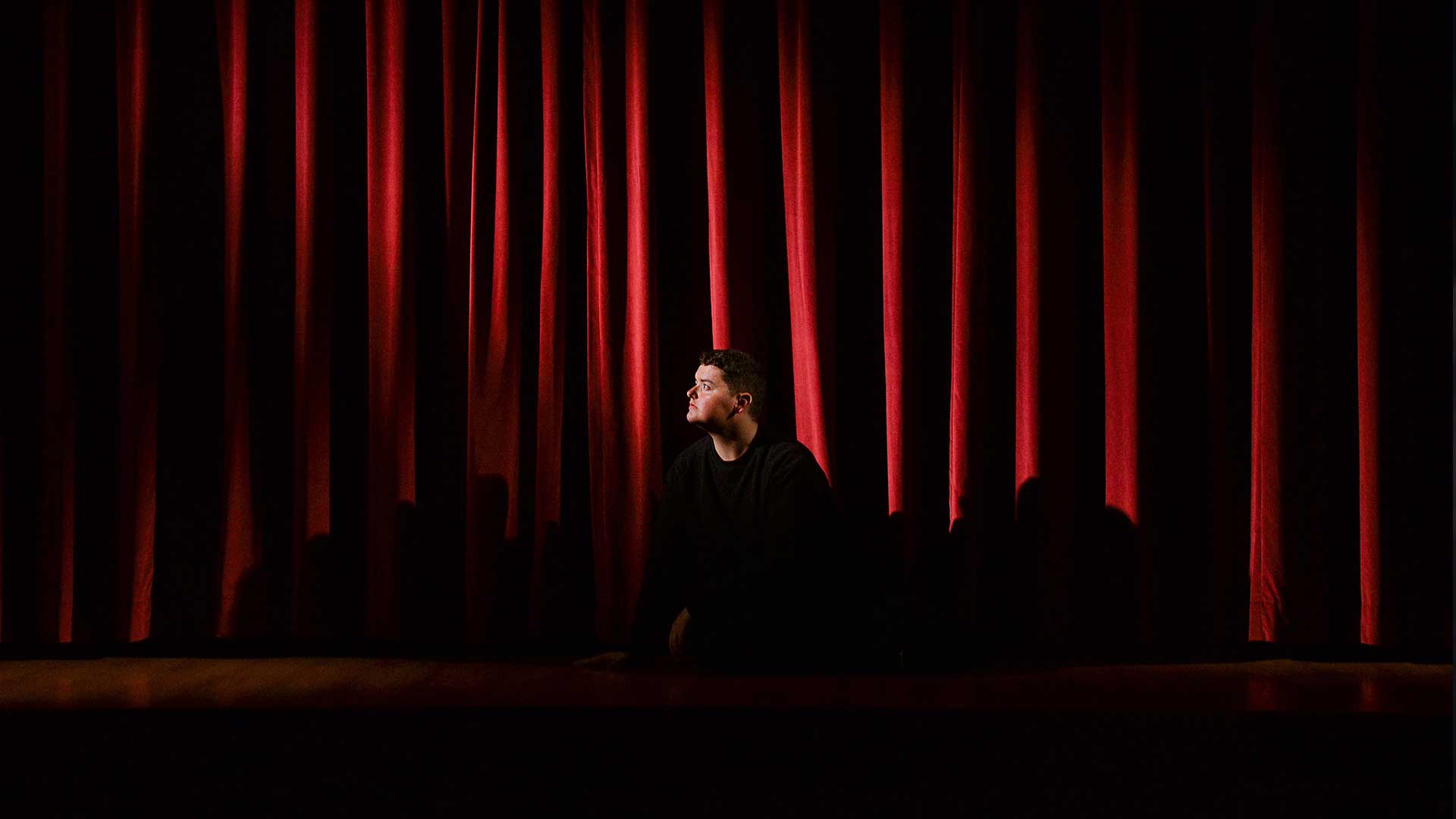 Attore sul palco del teatro