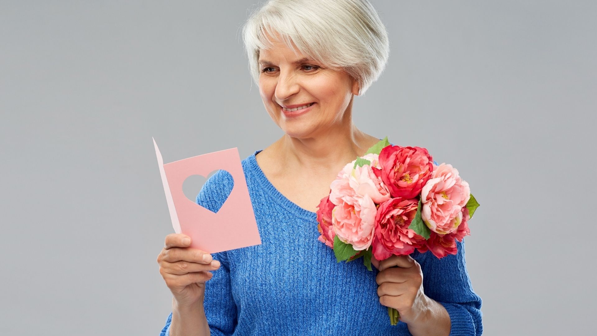 mamma con biglietto di auguri