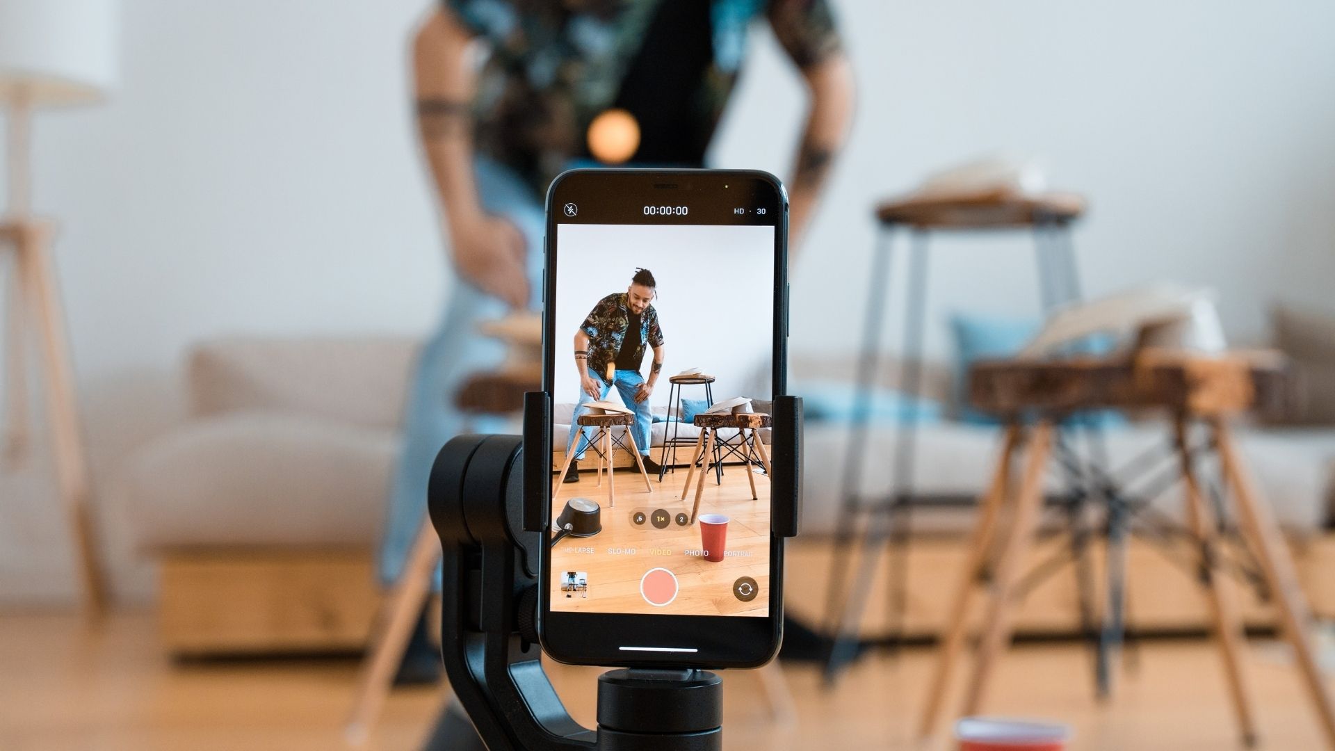 ragazzo che usa tiktok