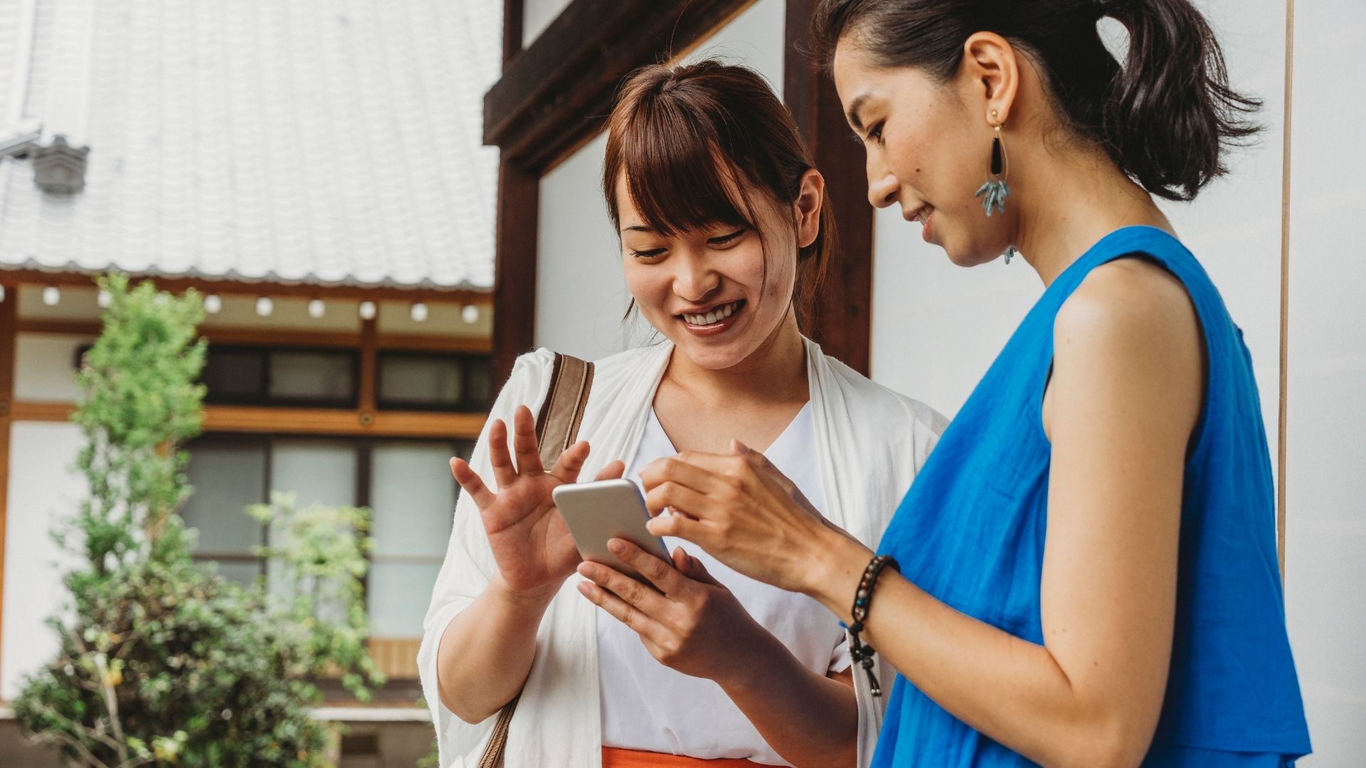 donne con smartphone