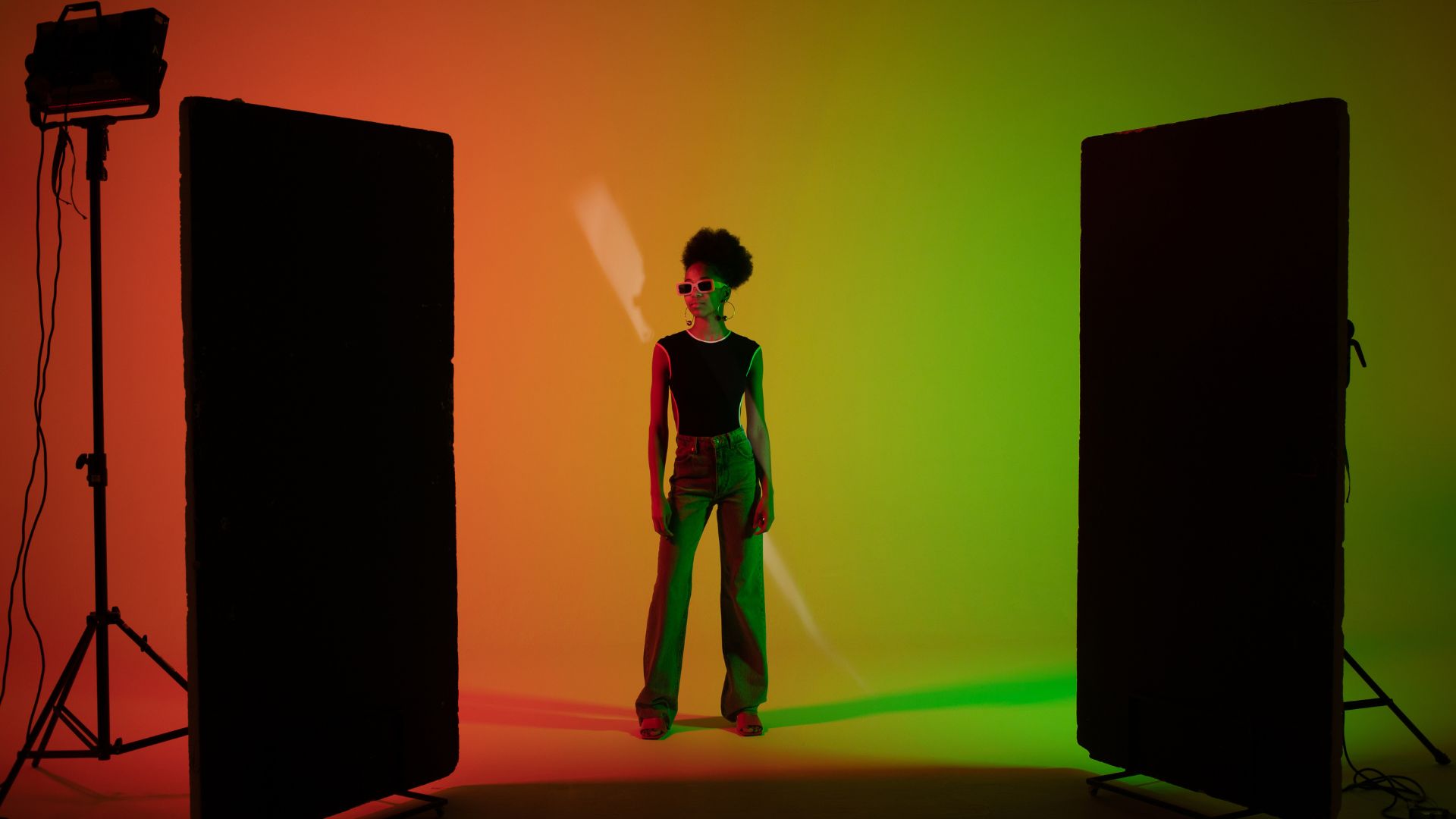 ragazza in posa nello studio fotografico