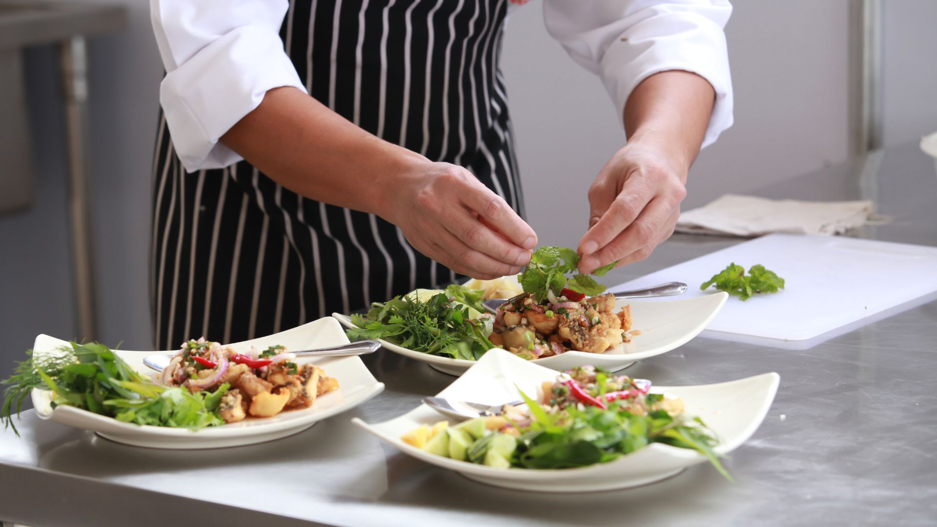 chef che prepara piatti