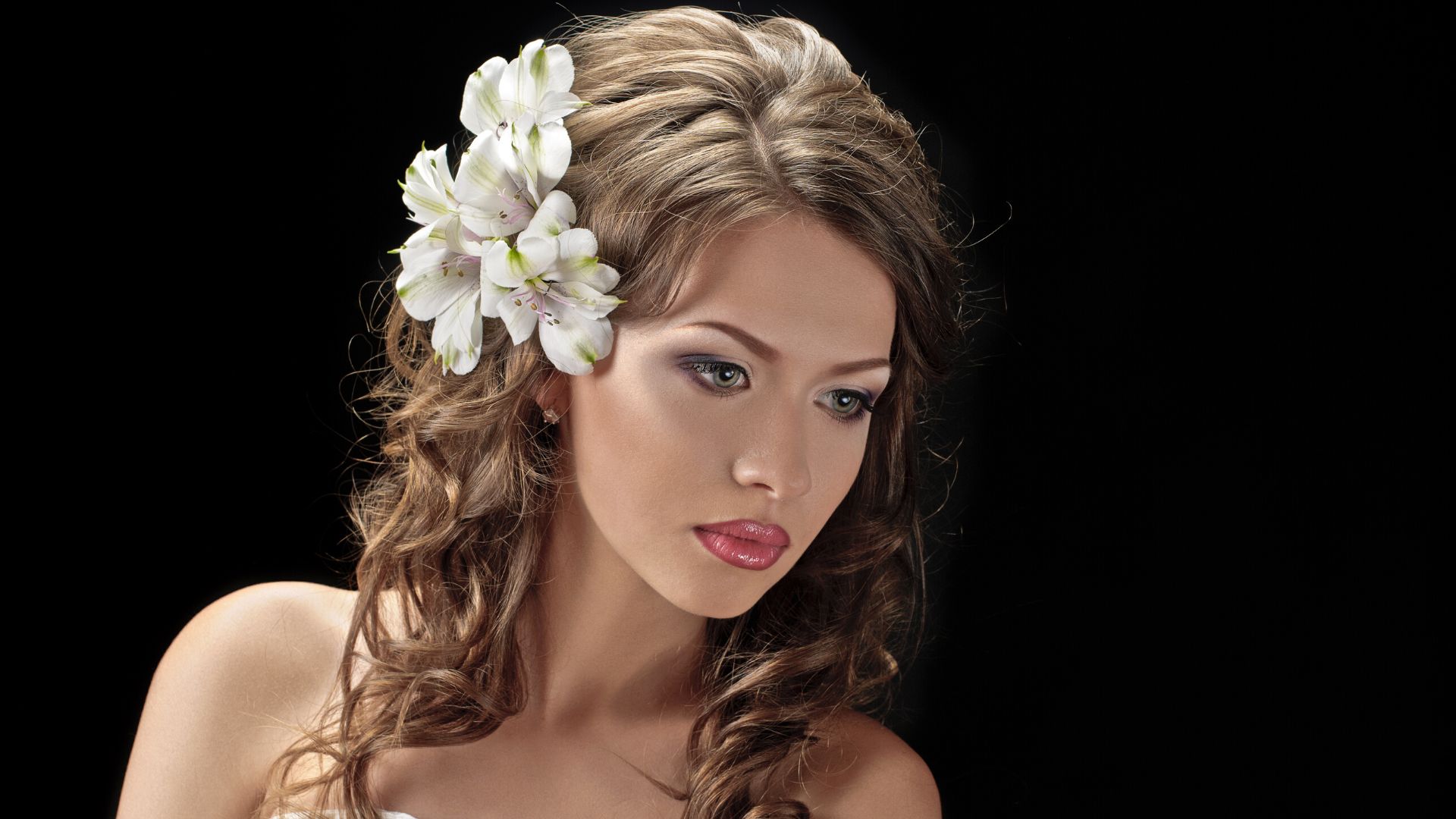 acconciatura da sposa con i fiori