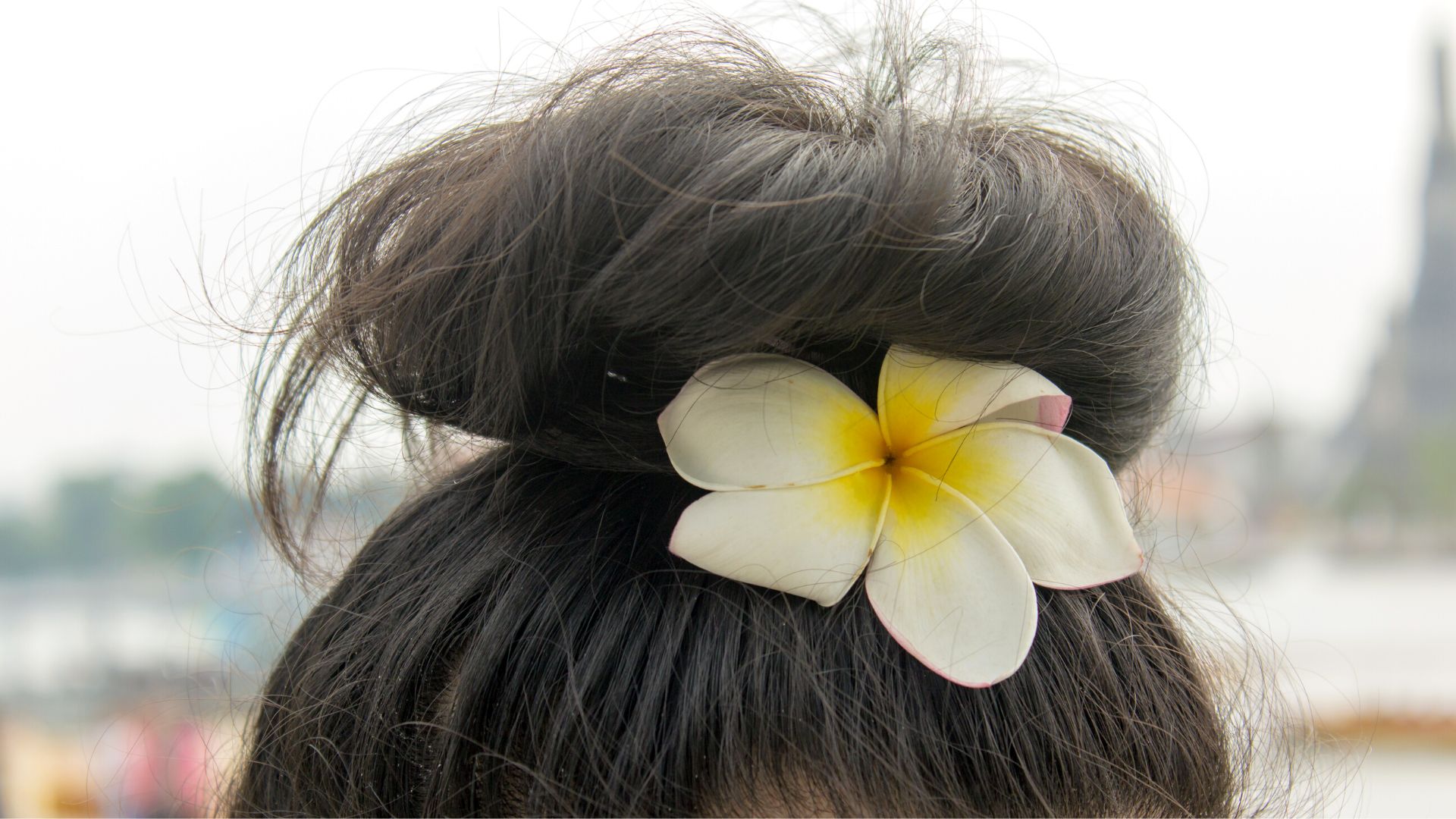 acconciatura da sposa con i fiori