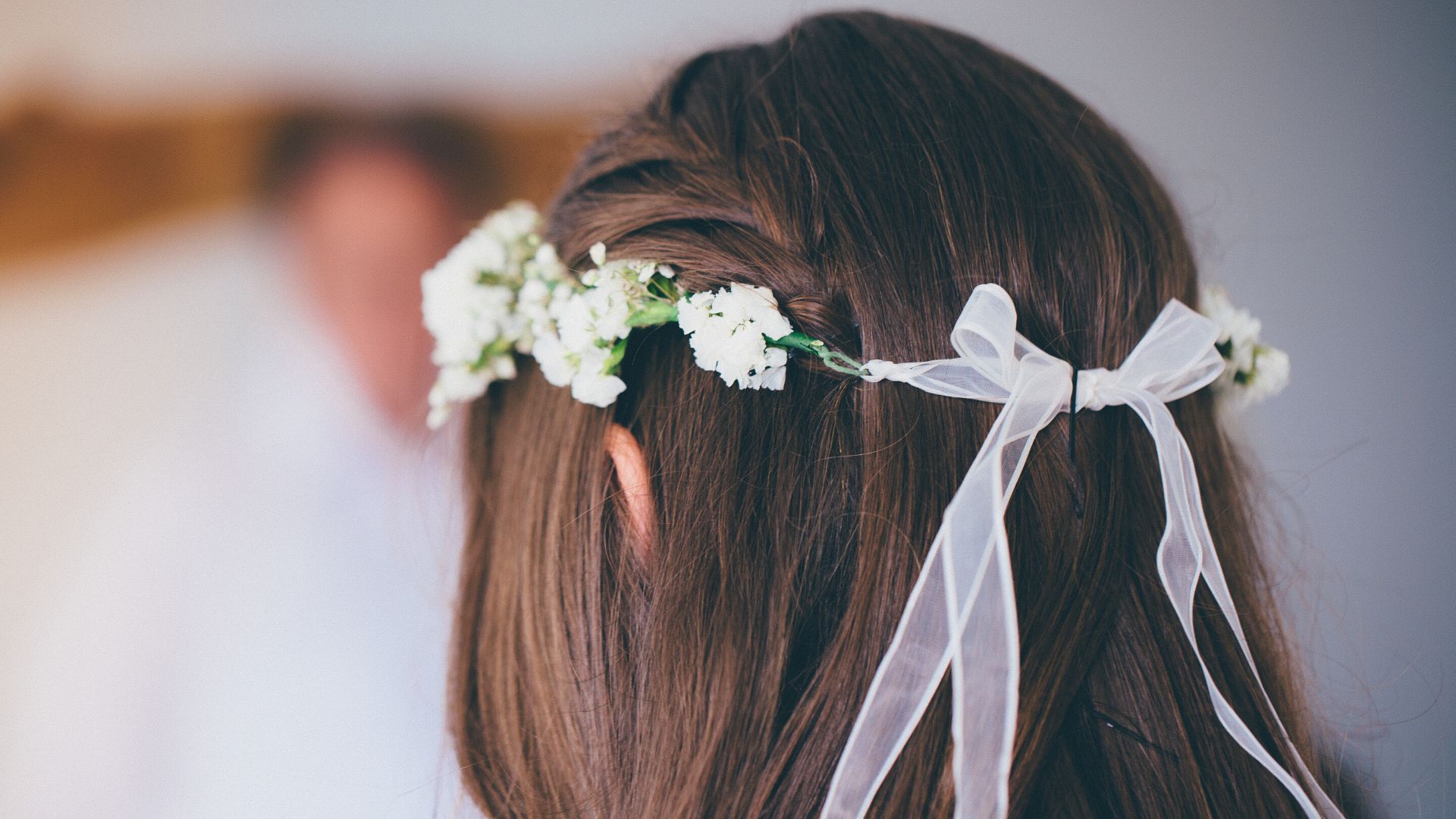acconciatura da sposa con i fiori