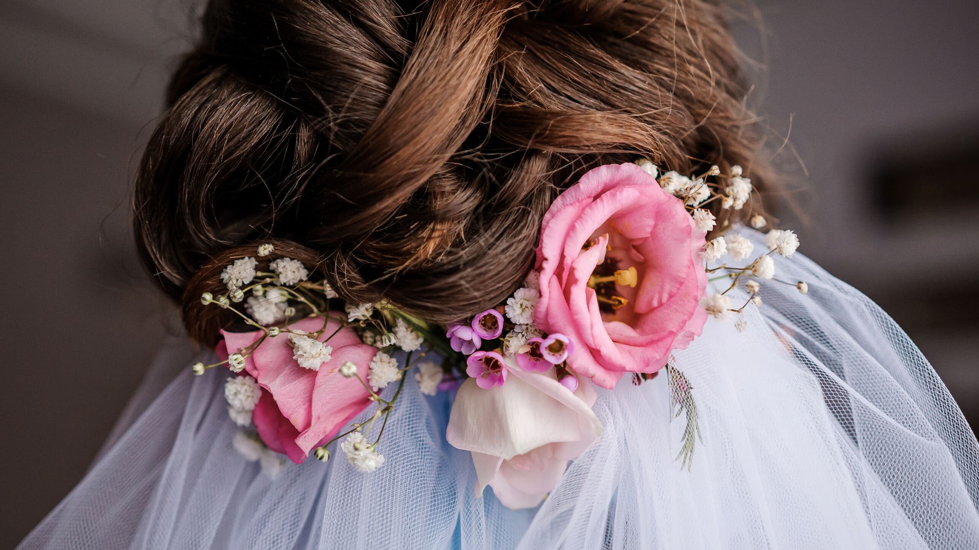 acconciatura da sposa con i fiori