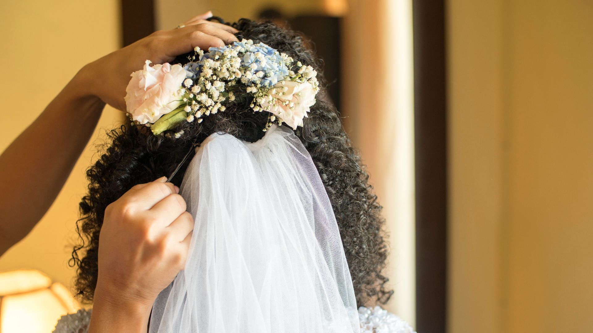 acconciatura da sposa con i fiori