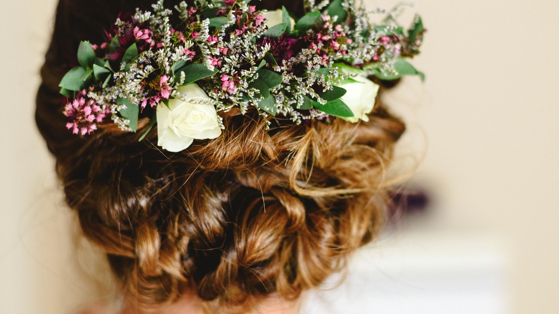 acconciatura da sposa con i fiori