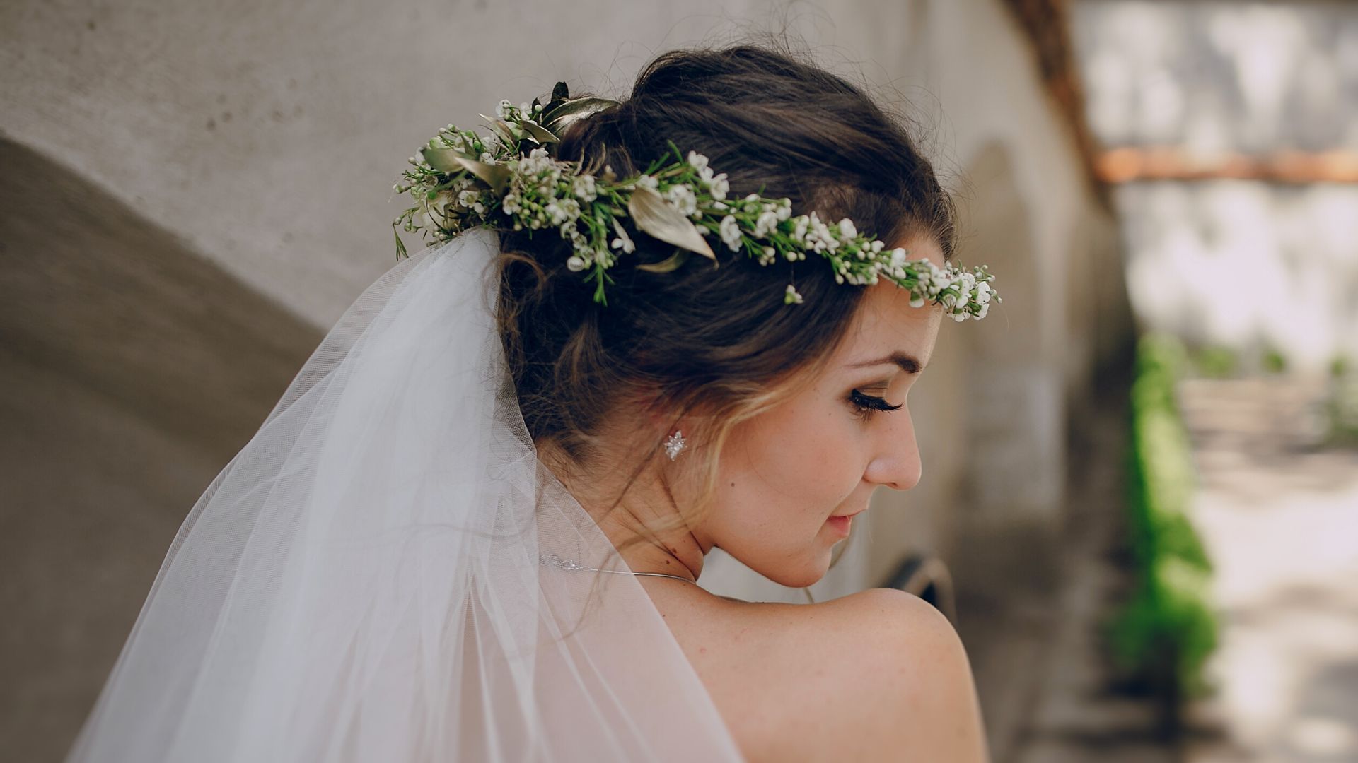 acconciatura da sposa con i fiori
