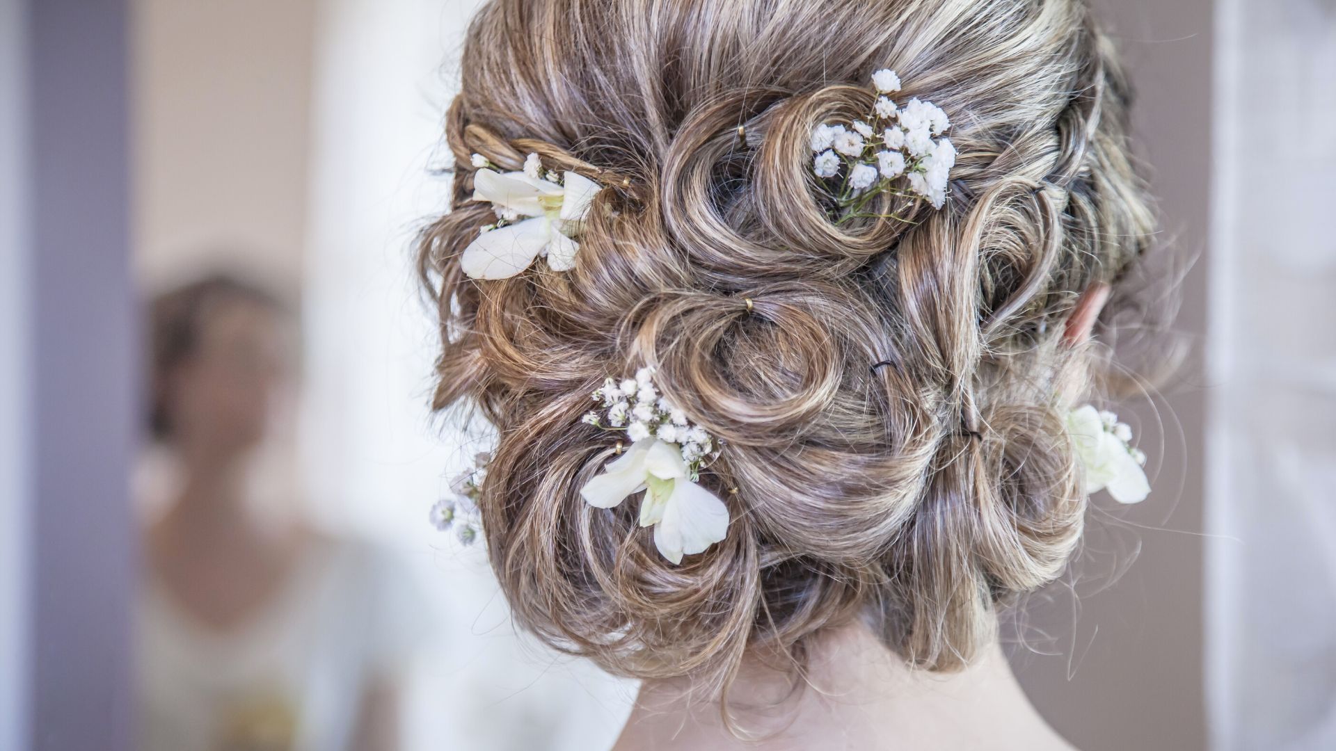 acconciatura da sposa con i fiori
