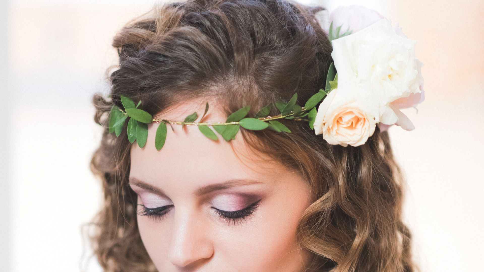 acconciatura da sposa con i fiori